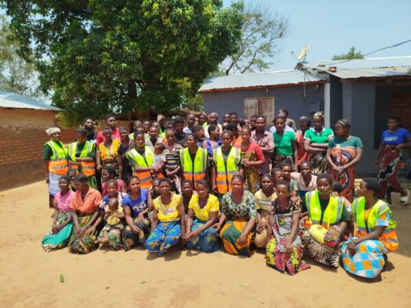 Assessing habitat connectivity and fragmentation for Opsaridium microlepis conservation in Malawi 2 Members of Chizuma and Pendwe RVCs in coats donated by African Parks