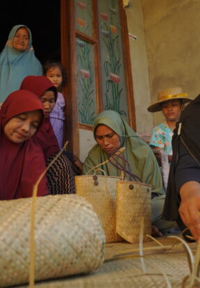 4507 Rimbang Baling Wildlife Reserve Indonesia YAPEKA Knitting pandan leaf by woman groups 1